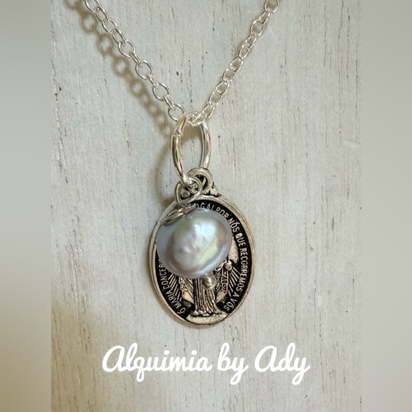 Virgen Mary baroque pearl dainty necklace - Picture 1 of 1